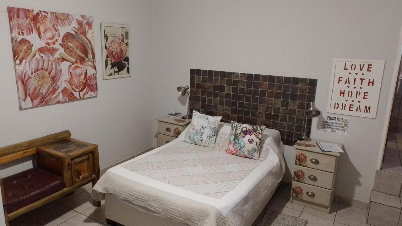 Larochelle Guesthouse Keetmanshoop Quarto foto