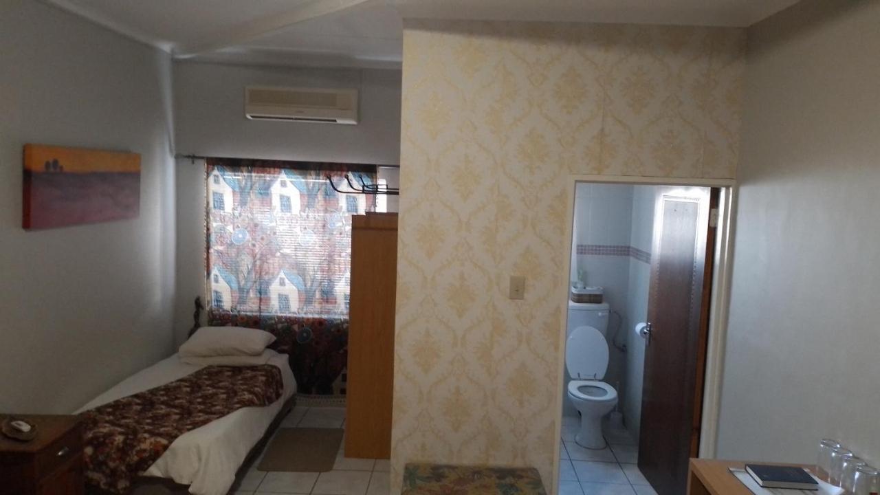 Larochelle Guesthouse Keetmanshoop Quarto foto
