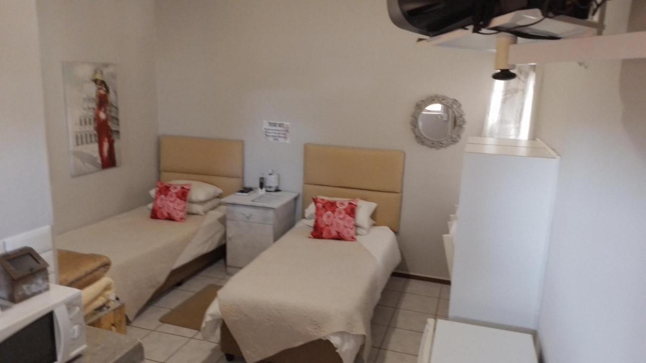 Larochelle Guesthouse Keetmanshoop Quarto foto