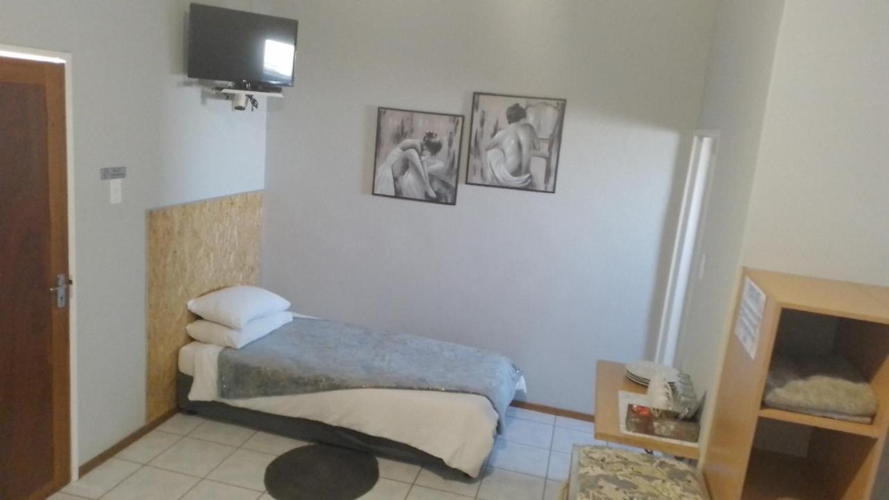 Larochelle Guesthouse Keetmanshoop Quarto foto